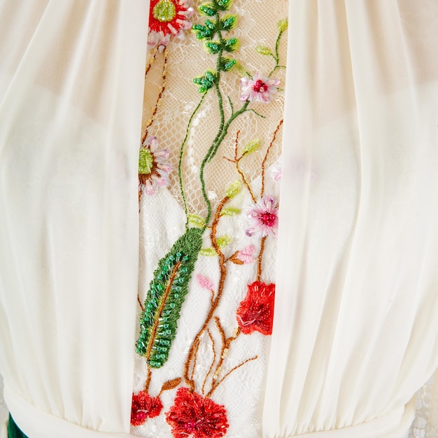 haftowane tkaniny z motywami ludowymi