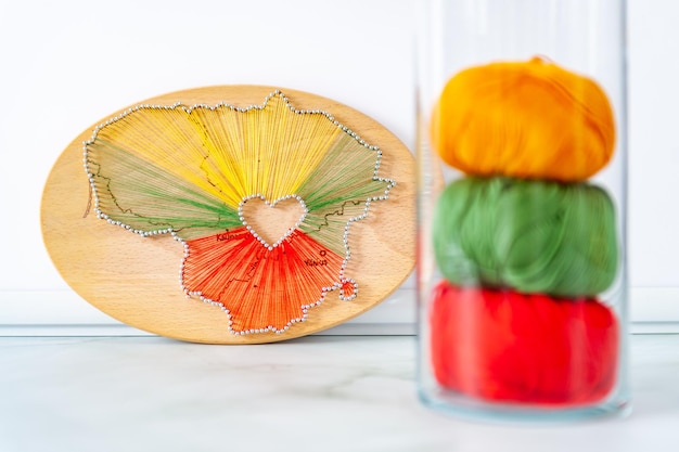 trzy próbki haftu na kartonie